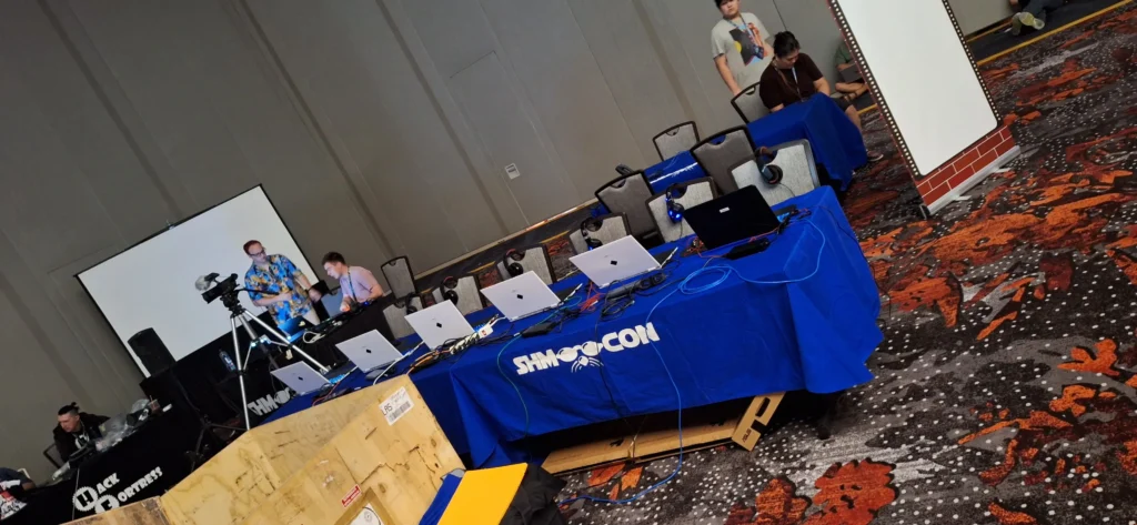 Defcon 2023: los hackers encuentran fallos de la IA - The New York