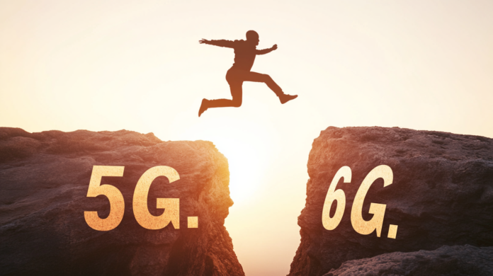 Imagem de um homem saltando entre duas pedras representando o avanço do 5G para 6G
