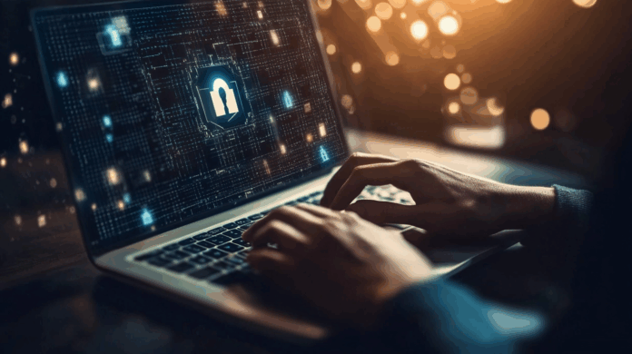 Mãos digitando em laptop com tela exibindo ícone de cadeado digital, simbolizando proteção contra ataques de ransomware e reforço da segurança cibernética em ambiente tecnológico.