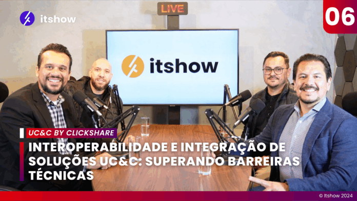 Participantes do UC&C by ClickShare discutindo sobre interoperabilidade e integração de soluções UC&C, superando barreiras técnicas em um estúdio de gravação, com foco em tecnologia de videocolaboração e comunicação unificada.