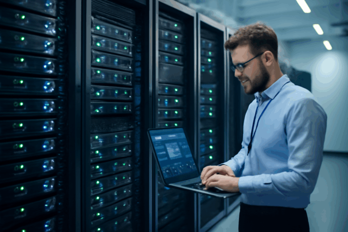 Virtualização em data centers: técnico de TI gerenciando servidores em ambiente organizado e moderno, com luzes LED verdes e azuis, otimizando recursos computacionais.