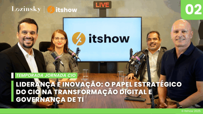 Foto dos executivos Ana Paula Negoro, Rodrigo dos Anjos e Aldir Rocha durante gravação do podcast Jornada CIO, debatendo o papel do CIO na transformação digital e no sucesso das organizações.