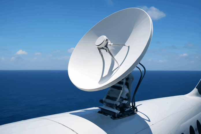 Fotografia realista de uma estação de comunicação via satélite em movimento, montada em uma aeronave ou embarcação, destacando a antena de satélite e o cenário ao fundo, representando as novas regras da Anatel para estações móveis.