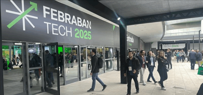 Participantes entrando no evento Febraban Tech 2025 no Transamerica Expo Center, em São Paulo, com o logotipo do evento visível na entrada.