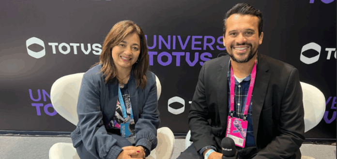 TOTVS CIO Mara Maehara durante entrevista no Universo TOTVS 2025, abordando inovação, segurança digital e inclusão na liderança de TI.