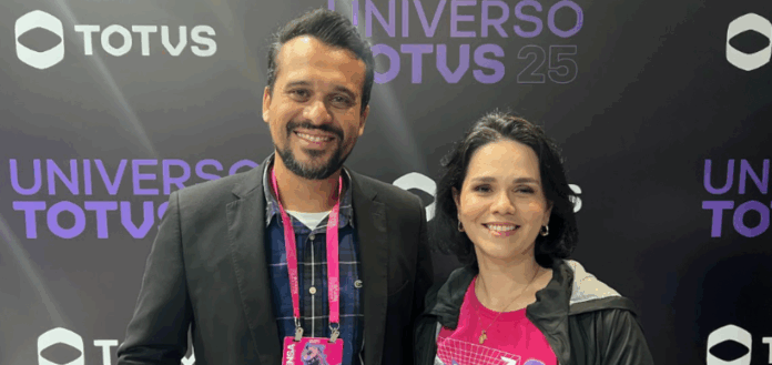 TOTVS CMO Diana Rodrigues durante o Universo TOTVS 2025, em São Paulo, falando sobre marketing B2B, inovação tecnológica e inclusão digital.