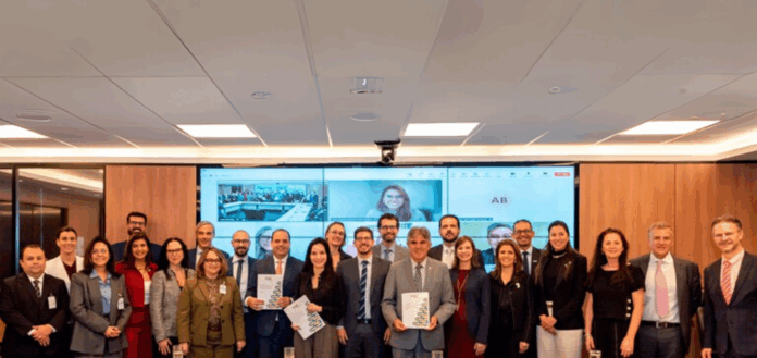 CNPD entrega documentos à ANPD com a presença de profissionais e participantes virtuais, marcando um passo importante na proteção de dados pessoais no Brasil.