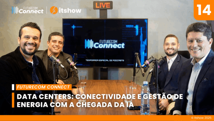 Convidados e apresentador do podcast Futurecom Connect reunidos em estúdio, discutindo os desafios e oportunidades dos data centers no Brasil com foco em conectividade, eficiência energética e o impacto da inteligência artificial.