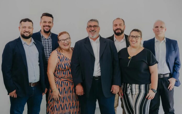 Equipe executiva da Exbiz reunida na celebração dos 22 anos de atuação em soluções de TI, cloud, segurança digital, infraestrutura e comunicação unificada para empresas brasileiras.