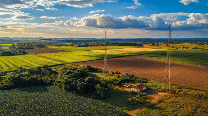 4G cobrindo campos agrícolas no Paraná com torres da TIM ao lado de plantações e serviços públicos conectados
