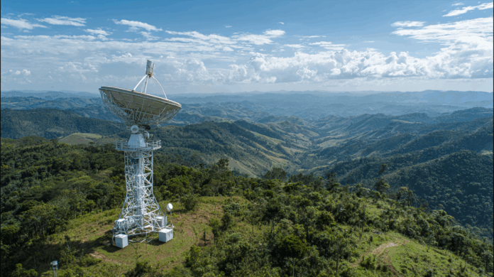 Antena de telecomunicação em área rural conectada a satélite LEO, representando a expansão da conectividade via satélite no Brasil