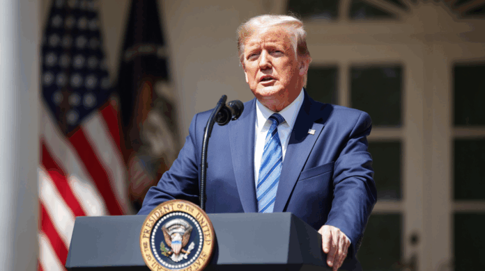 Imagem do presidente dos EUA, Donald Trump, durante evento oficial, anunciando a suspensão de restrições à exportação de tecnologia para a China.