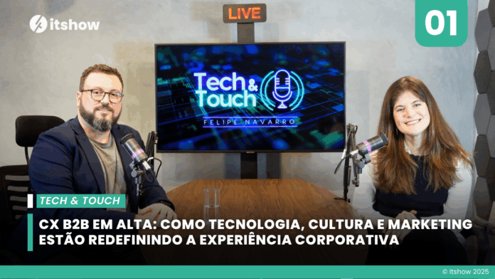 Raissa Yoshikado e Felipe Navarro durante a gravação do podcast Tech & Touch, compartilhando insights sobre Customer Experience B2B e o impacto da Inteligência Artificial na transformação digital das empresas.