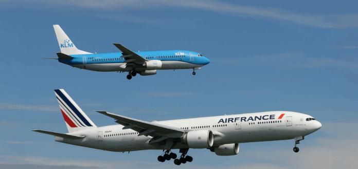 Vazamento de dados afeta Air France e KLM, com dois aviões das companhias vistos voando lado a lado em céu azul com nuvens esparsas. Perguntar ao ChatGPT