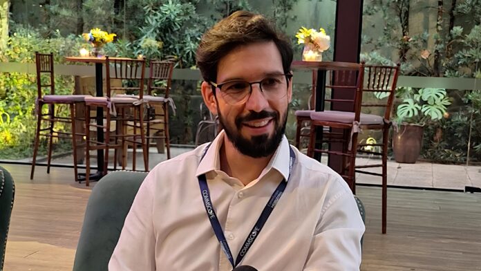 Coplana: Danilo Marçal, executivo de TI, sendo entrevistado no evento CommScope Horizons 2025, discutindo a transformação digital e conectividade no agronegócio.