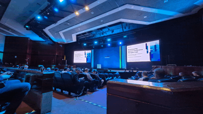 Sala cheia de participantes aguardando o início da palestra no Gartner CIO & IT Executive 2025 em São Paulo