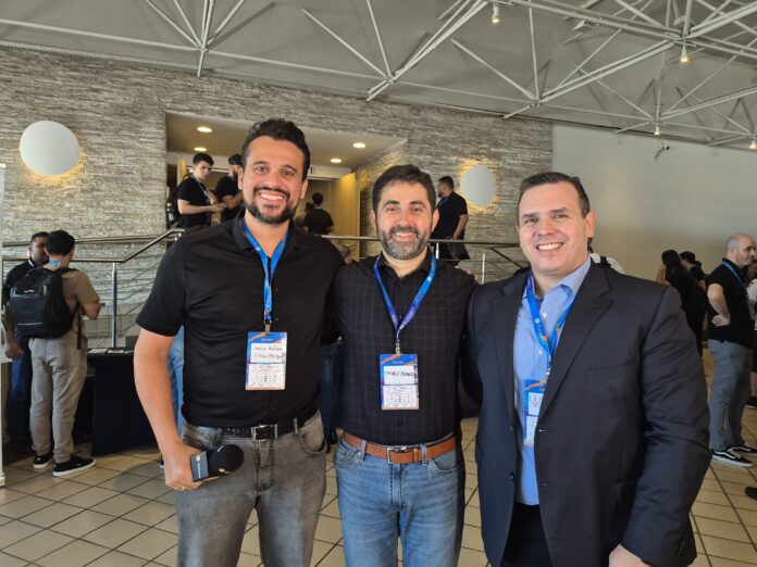 Leandro Roldão e Thiago Barros durante entrevista no BXSEC 2025 representando a Confraria Tech Leaders, reforçando a importância da comunidade de TI na Baixada Santista.