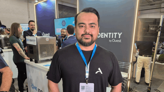 Adistec: Representante apresenta soluções de gerenciamento e segurança de identidades no Mind The Sec 2025 em São Paulo.