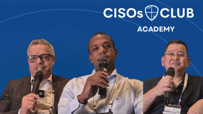 War Room Três executivos de TI e cibersegurança, participantes discutem prevenção de ataques, liderança e governança digital.