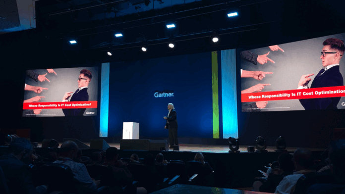 Auditório lotado no Gartner CIO & IT Executive 2025 em São Paulo, com líderes de TI reunidos