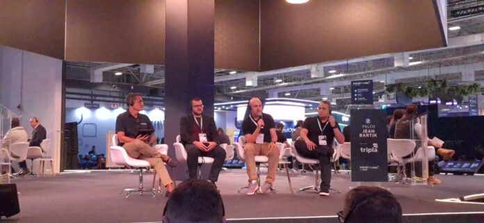 Painel no Mind the Sec 2025 sobre Exposure Management, com Leandro Ribeiro, Marcos Ortolani, Eduardo Salomão e Arthur Capella debatendo segurança baseada em fatos.